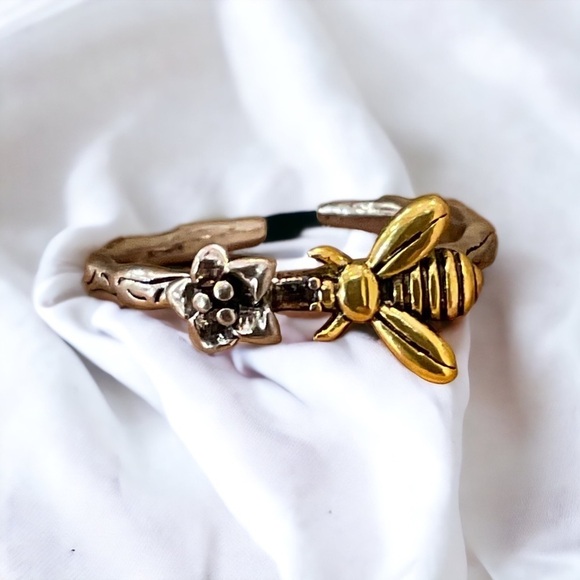 Spring Has Sprung 925 Silver Plated Two - Tone  Bumble Bee & Flower Decor Ring - Picture 4 of 10